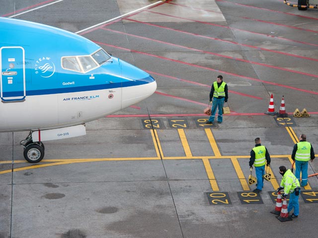 Пассажир самолета, летевшего из Амстердама в Пекин, ранил себя и пилота