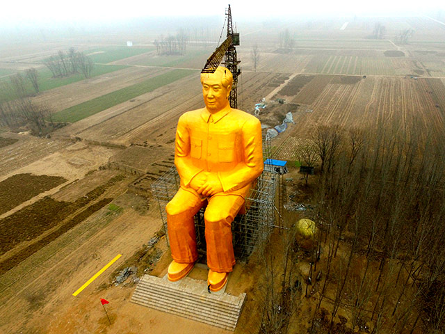 В китайской провинции Хэнань возвели 36-метровую статую знаменитого государственного и политического деятеля Мао Цзэдуна. Строительство монумента обошлось в три миллиона юаней (более 460 тысяч долларов)