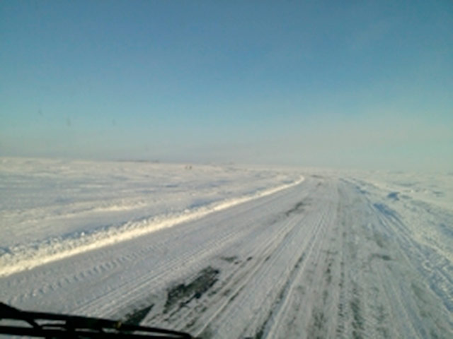 Несколько дней назад на трассе Оренбург-Орск из-за сильного снежного бурана образовался затор. Водители ждали помощи в течение 15 часов