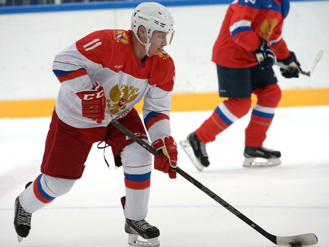 Президент РФ Владимир Путин, находящийся в Сочи, в один из дней новогодних праздников провел тренировку по хоккею