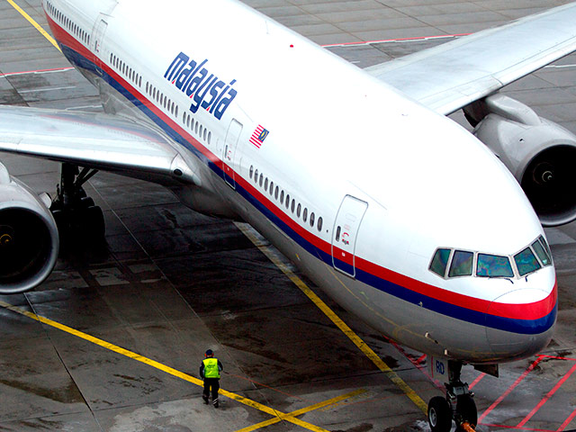 Авиакомпания Malaysia Airlines с 5 по 7 января запретила своим пассажирам сдавать вещи в багаж на рейсах из Куала-Лумпура в Париж и Амстердам, но негативные отзывы в интернете вынудили перевозчика отменить введенные ограничения уже в среду