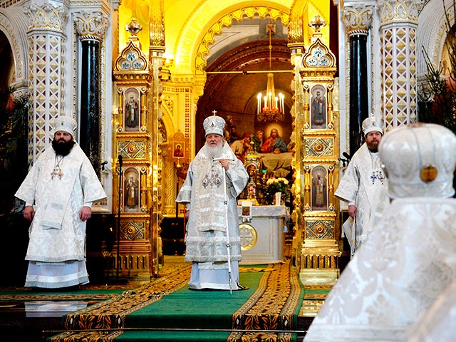 Патриарх Московский и всея Руси Кирилл после богослужения, которое он совершил в московском кафедральном храме Христа Спасителя