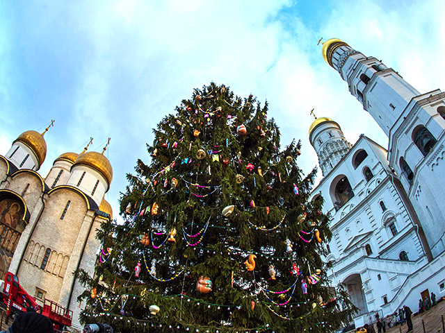 Из древесины новогодней елки, установленной на Соборной площади Московского Кремля, могут изготовить сувениры и предметы для русских игр
