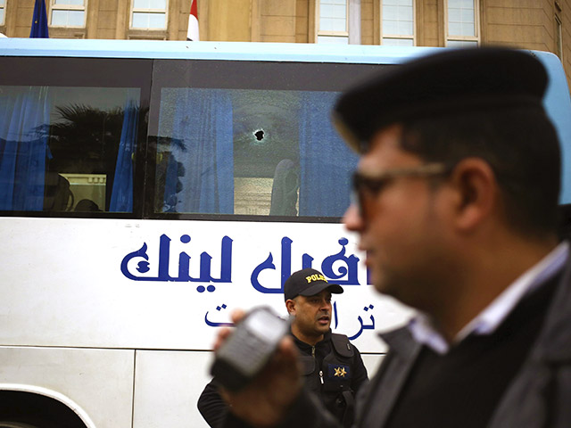 В столице Египта обстрелян автобус с туристами