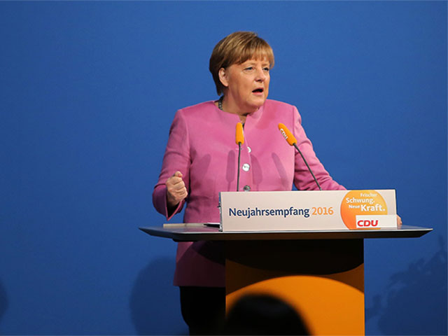 Меркель не исключила ужесточения правил в отношении беженцев после событий в Кельне