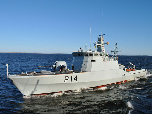 Военный патрульный корабль P14 Auk&#353;taitis ВМС Литвы был поврежден в порту Клайпеды при столкновении с платформой, которую тащило буксирное судно Perk&#363;nas