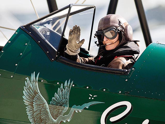 Британская летчица Трейси Кертис-Тейлор завершила одиночный перелет длиной в 20 тысяч километров на биплане с открытой кабиной 1942 года производства