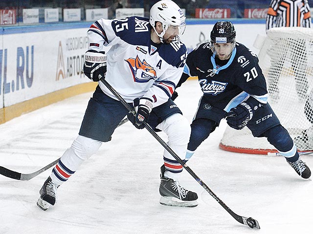 В Новосибирске хоккеисты магнитогорского "Металлурга" со счетом 6:2 (0:1, 1:0, 5:1) переиграли "Сибирь" в матче регулярного чемпионата КХЛ, забросив в ворота хозяев льда пять шайб подряд в начале третьего периода