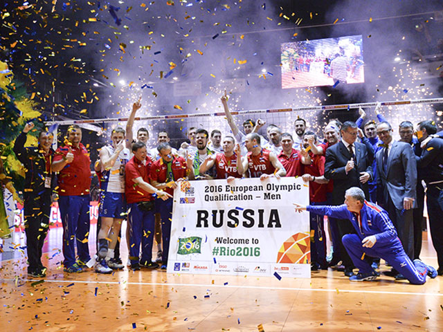 Игроки и тренеры сборной России после победы в финальном матче отборочного турнира по волейболу среди мужчин к Олимпийским играм 2016 года между сборными командами Франции и России.
