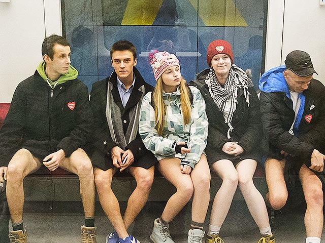 Жители Москвы впервые присоединились к ежегодному международному флешмобу "В метро без штанов" (No Pants Subway Ride), традиционно проводящемуся 10 января в крупнейших городах мира
