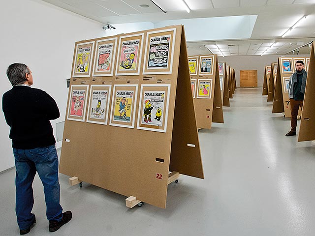 Два карикатуриста, чьи работы представлены на открывшейся в Израиле выставке, посвященной годовщине атаки на редакцию сатирического журнала Charlie Hebdo, утверждают, что их работы подверглись цензуре