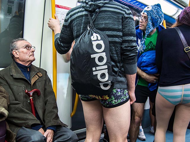 Москвичи устроили флешмоб "без штанов" в метро, потому что готовились к крещенским купаниям, объяснил организатор