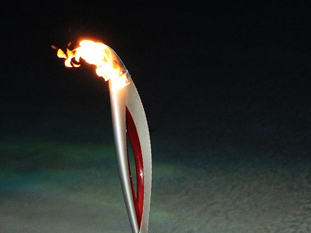 Потерявший руку приморец меняет олимпийский факел на протез