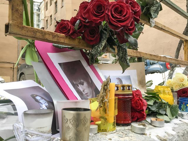 В Москве акция памяти прошла у посольства Великобритании на Смоленской набережной, по словам очевидцев ее посетили не менее ста человек. Поклонники музыканта оставляли цветы и свечи