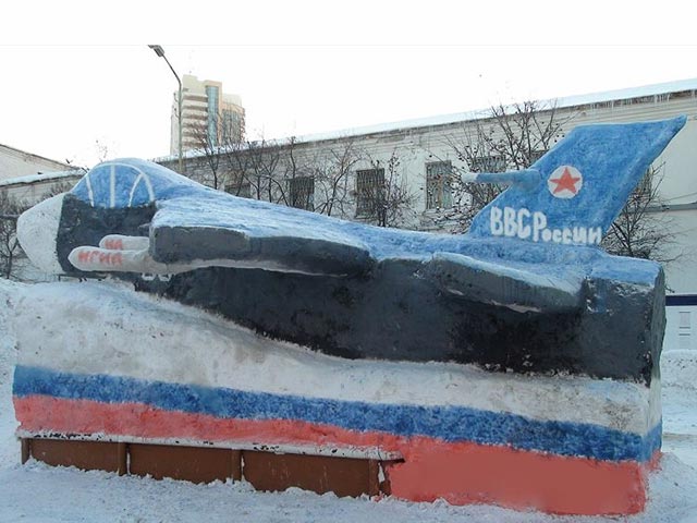 Снежную фигуру вылепили в ИК-2 в Екатеринбурге. Идея и эскизы принадлежат офицерам. Боевой самолет удалось воссоздать в виде, приближенном к оригинальному, хотя из-за теплой погоды