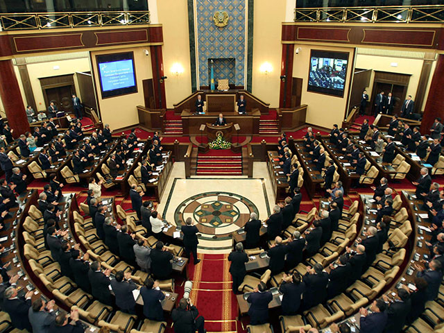 Депутаты парламента Казахстана предложили назначить досрочные выборы