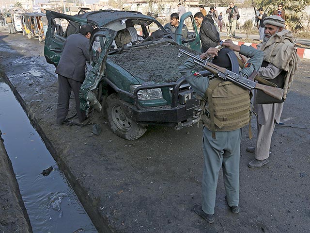Террорист-смертник взорвал бомбу у здания пакистанского консульства в афганском городе Джелалабад на востоке страны. По предварительным данным, три человека погибли, еще несколько ранены