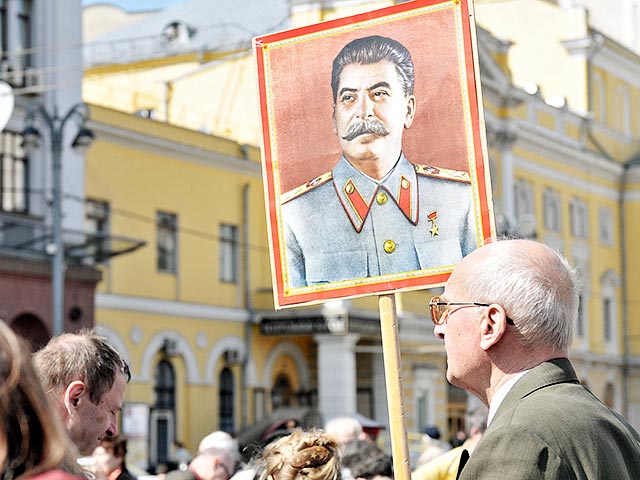 Число симпатизирующих Иосифу Сталина и одобряющих его политику россиян заметно вырос за последние девять лет, сообщили социологи "Левада-Центра" по итогам декабрьского опроса населения