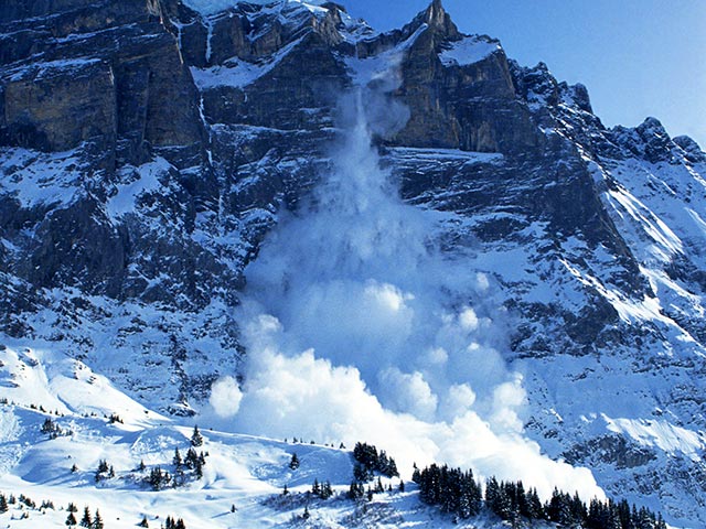 Во французских альпах группа французских лицеистов оказалась погребенной под снегом на горнолыжном курорте Ле Дез Альп в департаменте Изер в результате схода лавины