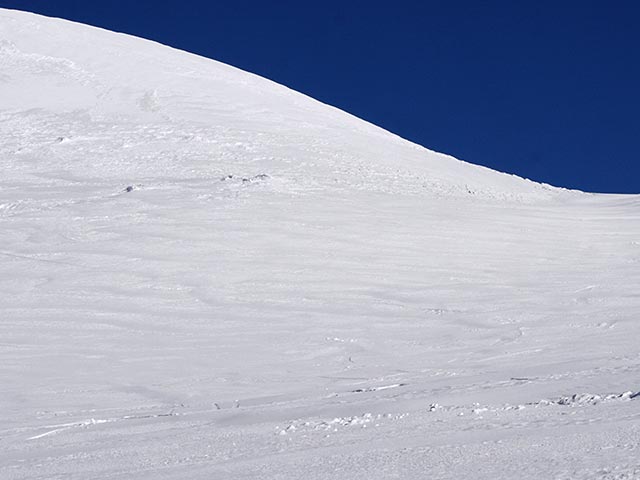 Спасатели МЧС и следователь-криминалист нашли тело погибшего в вагончике на горе Моттевчахль, на высоте 1095 метров, неподалеку от горы Отортен. Поисковый отряд добрался до цели в 30-градусные морозы при сильном ветре