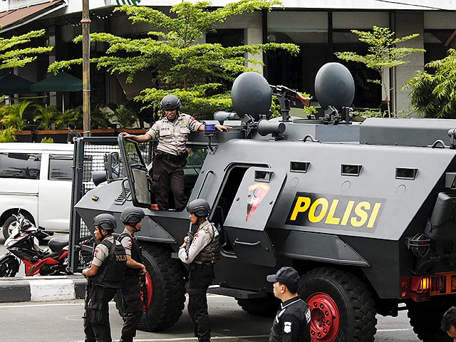 Полиция Индонезии арестовала трех человек, подозреваемых в причастности к терактам в Джакарте