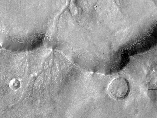 В интернете появились фото древнего русла реки, некогда существовавшей на Марсе