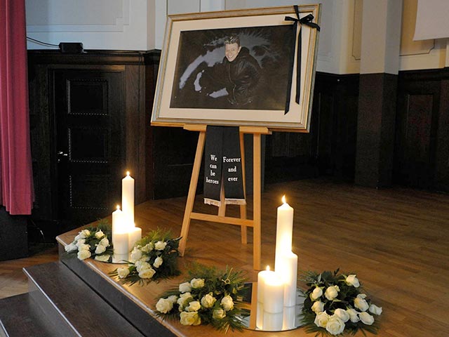 Родные и близкие британского музыканта Дэвида Боуи, который скончался на днях после долгой борьбы с онкологическим заболеванием, поблагодарили его поклонников за излияния любви и заявили, что церемония прощания будет приватной