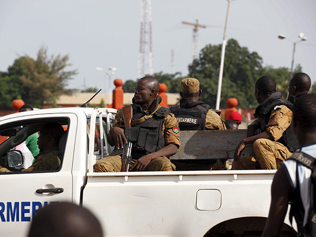 Полиция начала штурм захваченного отеля в столице Буркина-Фасо