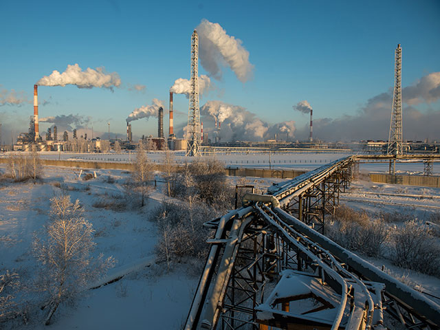 Омский нефтеперерабатывающий завод.
