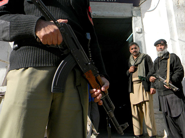 В Пакистане в результате взрыва погибли пять военнослужащих. Инцидент произошел в городе Кветта: автомобиль пограничных войск был поврежден мощной бомбой