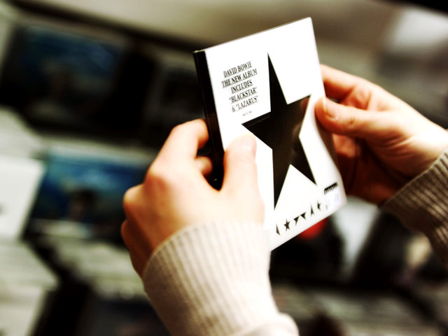 Последний альбом Дэвида Боуи Blackstar занял первую строчку американского чарта Billboard. За первую неделю после выхода альбома и смерти музыканта, было продано 181 тысяч экземпляров