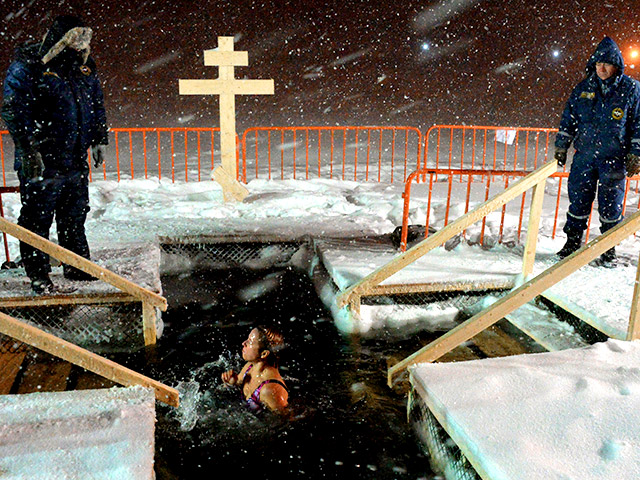 Массовые купания на Крещение не приводят человека в Церковь, считает священник РПЦ
