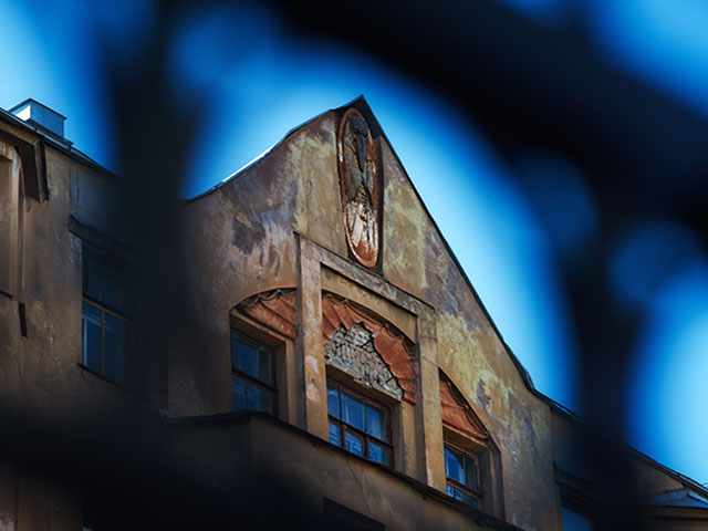 Дом &#8470;24 на Лахтинской улице в Санкт-Петербурге. 26 августа была сбита каменная фигура Мефистофеля с фасада дома 