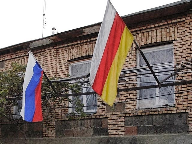 Десятки тысяч жителей непризнанных большинством мировых стран республик Абхазии и Южной Осетии стали российскими избирателями