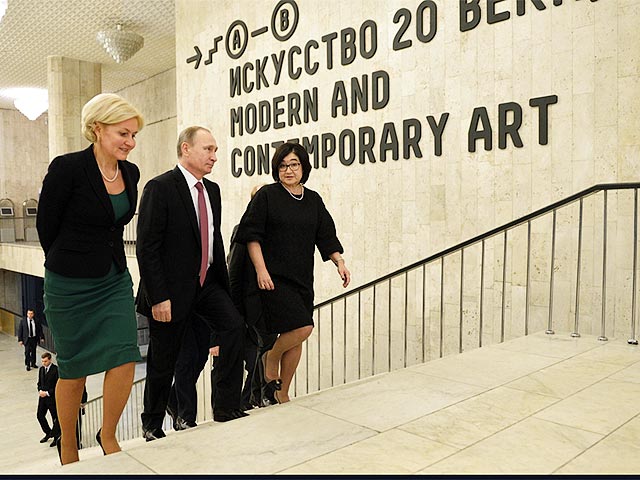 Российский президент Владимир Путин побывал в Третьяковской галерее на юбилейной выставке Владимира Серова и ненавязчиво продемонстрировал знакомство не только с биографией и творческим наследием художника, но и с униформистикой и интернет-мемами
