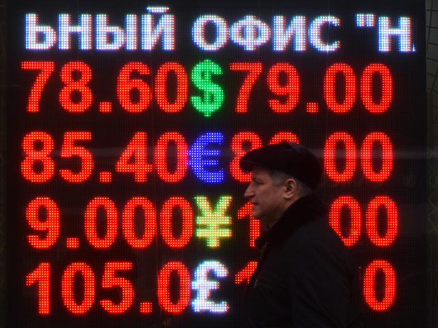  Курс доллара впервые более чем за год перевалил за 80 рублей, достигнув на максимуме отметки 80,017 рубля, что на 1,456 рубля выше уровня закрытия предыдущих торгов