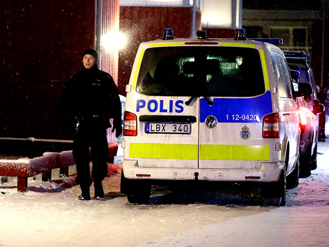 Полиция Швеции расследует преступление, совершенное в центре временного проживания мигрантов, претендующих на статус беженцев. Там в ходе потасовки пострадали три человека, один из которых скончался от ножевых ранений