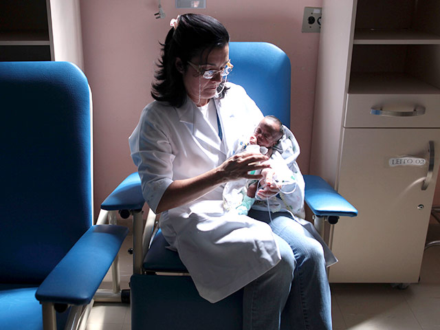 В Бразилии продолжает расти количество случаев микроэнцефалии - рождения детей с очень маленькой головой и недоразвитым головным мозгом от матерей, зараженных вирусом зика