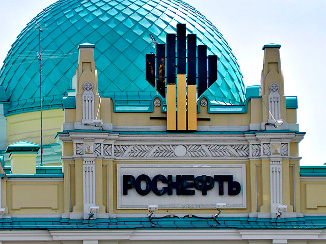 "Роснефть", которая собиралась стать вторым игроком на внутреннем рынке газа после "Газпрома", теперь не может обеспечить уже заключенные контракты. Собственного газа госкомпании не хватает, а переговоры по закупкам топлива у "Новатэка" и "Газпрома" прова