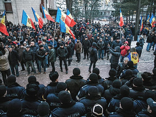 Несколько тысяч человек вышли на акцию протеста в центре молдавской столицы. По данным журналистов, протестующие заполнили сквер перед зданием парламента в Кишиневе