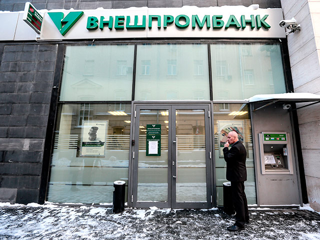 После того, как накануне комитет банковского надзора ЦБ принял решение об отзыве лицензии у проблемного "Внешпромбанка", банки-агенты приостановили выплаты страхового возмещения вкладчикам "Внешпромбанка"