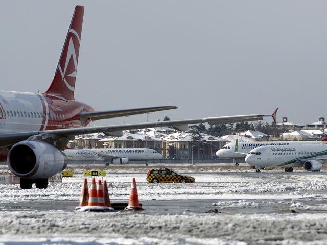 Тысячи авиарейсов отменены на востоке США из-за надвигающейся снежной бури