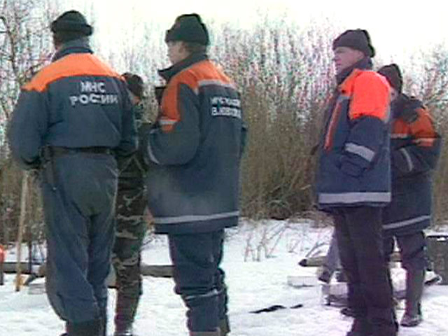 Накануне днем двое работников геологической компании в 35 км от города Снежногорска проводили разведочные работы. Гусеничный трактор Т-170, которым управлял один из них, при пересечении реки Халиль провалился под лед