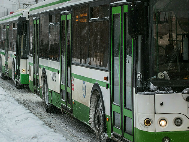 В Вологде произошел инцидент в одном из городских автобусов: 10-летний ребенок упал на выходе из транспортного средства, но водитель этого не заметил и закрыл двери