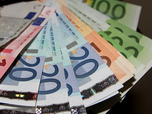 Количество фальшивых банкнот евро, изъятых из оборота в странах еврозоны в 2015 году, достигло максимального уровня с 2002 года