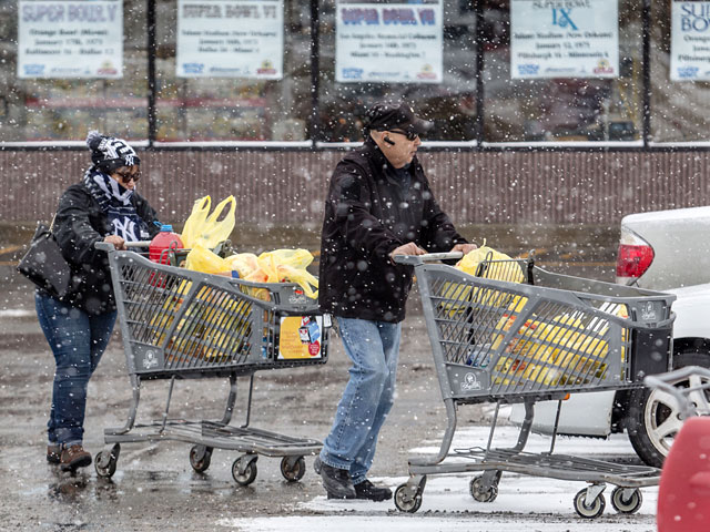 Из-за надвигающегося снежного шторма, который грозит завалить снегом восточное побережье США от Кентукки от Нью-Йорка, американцы сметают товары с полок супермаркетов