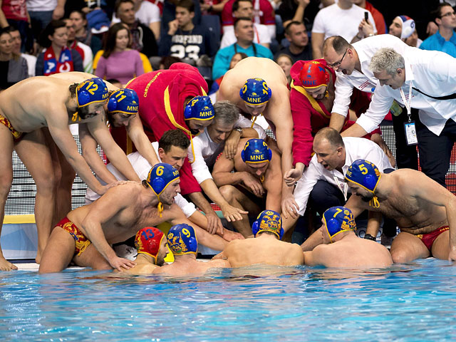 Мужская сборная Сербии по водному поло переиграла со счетом 10:8 команду Черногории в финальном матче чемпионата Европы, который завершился в Сербии