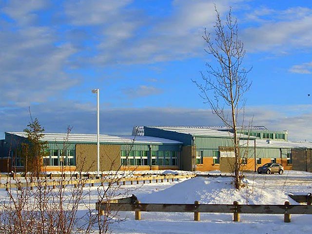 Средняя школа канадского города Ла-Лош (провинция Саскачеван), где в пятницу 17-летний подросток открыл стрельбу по учащимся и преподавателям, будет разрушена и построена заново