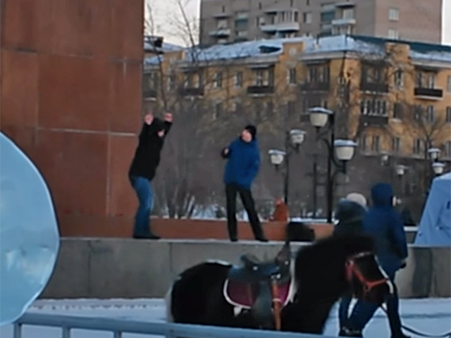 Полиция Читы ищет танцоров, устроивших дискотеку на постаменте памятника Ленину