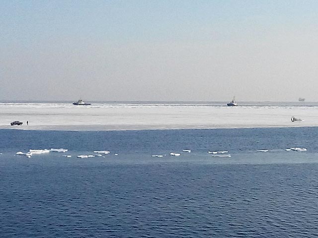 В Хабаровском крае в ходе сотрудникам МЧС пришлось проводить масштабную операцию по спасению рыбаков, оказавшихся на оторвавшейся от берега льдине в бухте Мучка Ванинского района
